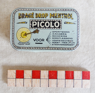 878260 Afbeelding van een blikje voor 'Picolo dragé drop menthol', uit de objectencollectie van het Nederlands ...